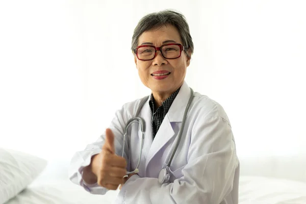 Žena Senior Lékař Stetoskopem Hospital Healthcare Medicíny — Stock fotografie