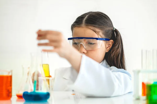 Menina Bonito Estudante Criança Aprendendo Pesquisa Fazendo Experimento Químico Fazer — Fotografia de Stock