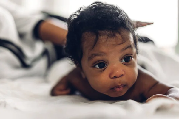 Retrato Desfrutar Amor Feliz Família Afro Americana Mãe Brincando Com — Fotografia de Stock