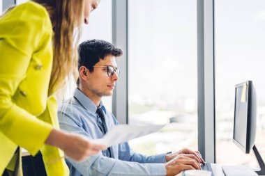 İki profesyonel iş adamı ve kadın yeni başlayan projeyle strateji tartışıyor ve buluşuyor. Modern ofiste masaüstü bilgisayarıyla yaratıcı iş adamları plan yapıyor ve beyin fırtınası yapıyor. Takım çalışması.