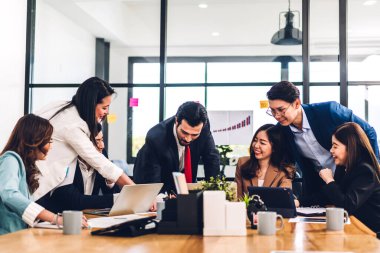 Profesyonel iş sunum toplantısı ve yeni başlangıç projesiyle strateji tartışması. Modern ofiste dizüstü bilgisayarla yaratıcı iş adamları planlama ve beyin fırtınası. Takım çalışması