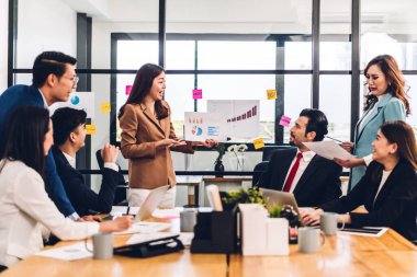 Profesyonel iş sunum toplantısı ve yeni başlangıç projesiyle strateji tartışması. Modern ofiste dizüstü bilgisayarla yaratıcı iş adamları planlama ve beyin fırtınası. Takım çalışması