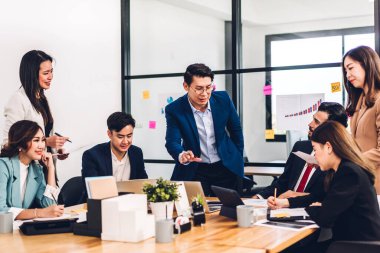 Profesyonel iş sunum toplantısı ve yeni başlangıç projesiyle strateji tartışması. Modern ofiste dizüstü bilgisayarla yaratıcı iş adamları planlama ve beyin fırtınası. Takım çalışması