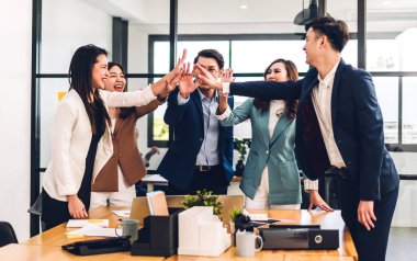 Proje başarısını kutlamak için grup profesyonel iş adamlarının başarısı. Yaratıcı iş ona ofiste beş iyi takım çalışması veriyor.