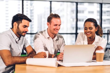 Profesyonel iş toplantıları ve yeni başlangıç projesiyle strateji tartışmaları. Modern çalışma ortamında dizüstü bilgisayarlı yaratıcı iş adamları planlama ve beyin fırtınası. Takım çalışması kavramı.