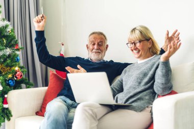 Üst düzey çiftler birlikte dizüstü bilgisayar kullanırken iyi vakit geçiriyorlar. Mutlu yaşlı karı koca sosyal medyayı kontrol ediyor, haberleri okuyor ya da evdeki kanepede otururken internetten alışveriş yapıyor.