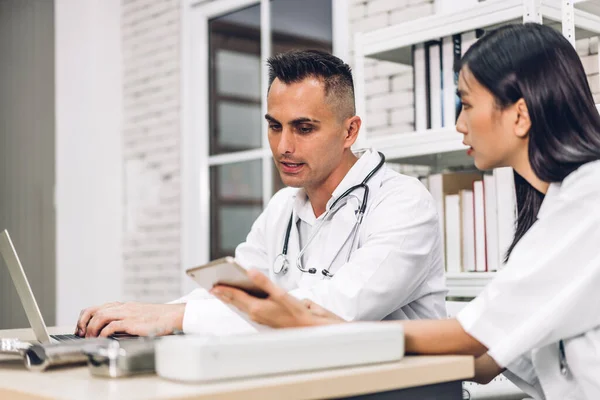 Médecin Professionnel Équipe Avec Stéthoscope Uniforme Travail Discuter Parler Avec — Photo