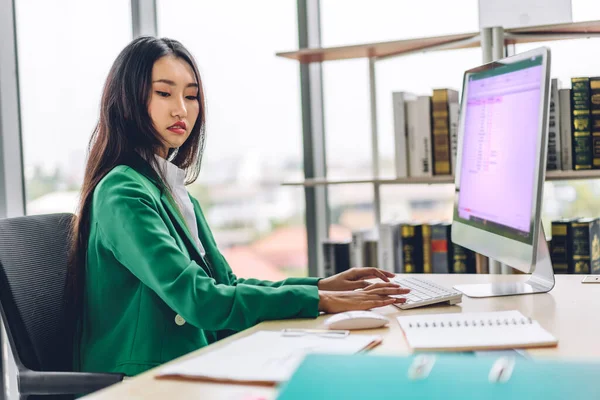 Prachtige Zelfverzekerde Aziatische Zakenvrouw Zoek Naar Desktop Computer Tijdens Het — Stockfoto