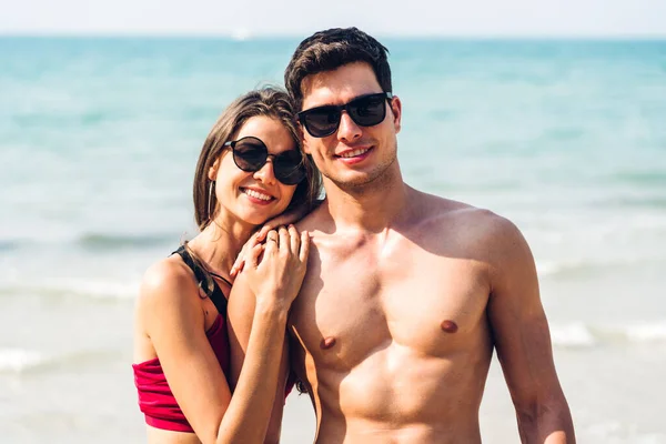 休暇ロマンチックな恋人若い幸せなカップル抱擁と海で砂の上に立って楽しいと熱帯のビーチで一緒にリラックスしています 夏の休暇 — ストック写真