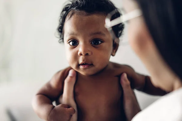 Retrato Desfrutar Amor Feliz Família Afro Americana Mãe Brincando Com — Fotografia de Stock