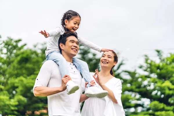 Portrait Jouir Heureux Amour Asiatique Famille Père Mère Tenant Mignonne — Photo