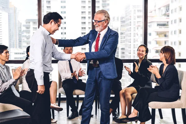 设想两个商业伙伴在团队合作前成功地握手 在现代办公室赢得了成功的协议 — 图库照片