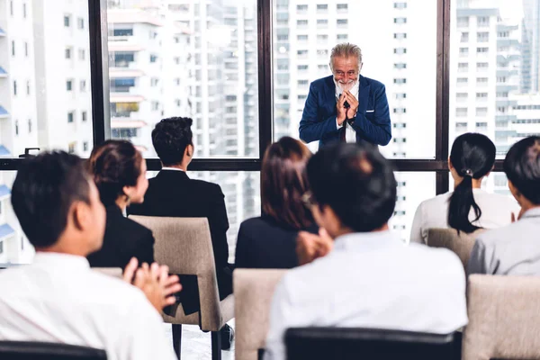 商务人士辅导演讲人讲演 讨论会议策略分享的想法创意团队休闲商务人士研讨会 在会场的研讨会上集思广益 演讲和团队合作 — 图库照片