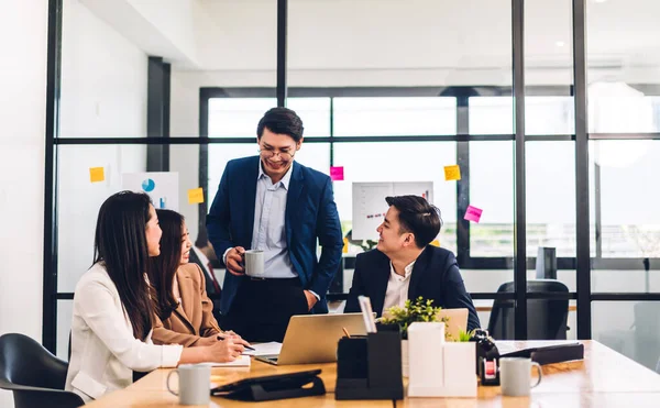 Grupa Profesjonalnych Azjatyckich Spotkań Biznesowych Omówienie Strategii Nowym Projektem Startup — Zdjęcie stockowe