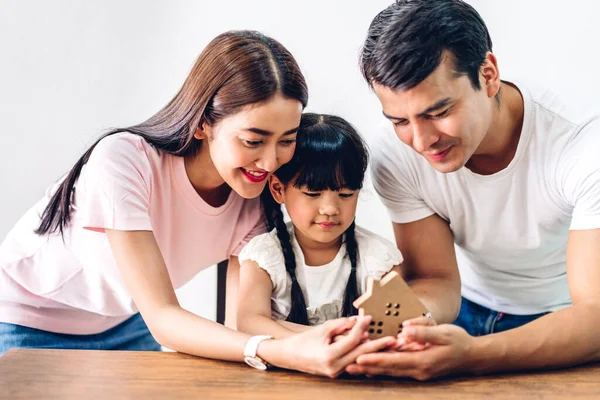 Portrait Jouir Heureux Amour Asiatique Famille Père Mère Avec Petite — Photo