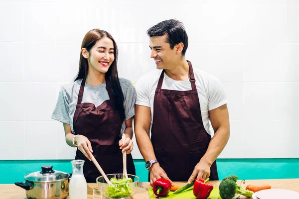 Joven Pareja Familiar Asiática Divirtiéndose Cocinando Junto Con Ensalada Verduras —  Fotos de Stock