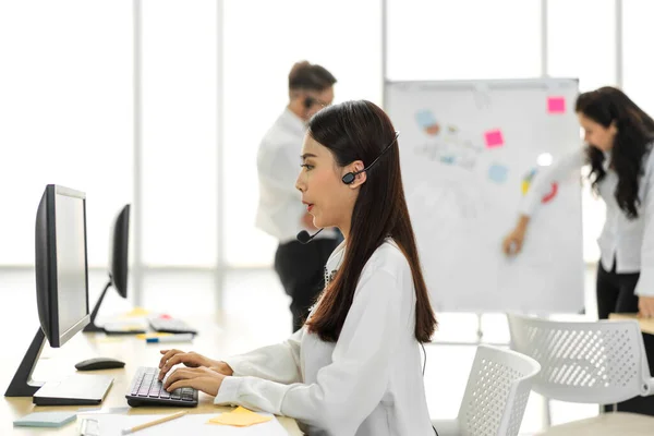 Schöne Glückliche Call Center Lächelnd Asiatische Geschäftsfrau Betreiber Kundendienst Telefondienste — Stockfoto