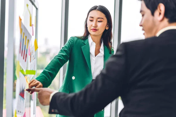 Casual Creatieve Gelukkig Twee Glimlach Aziatische Zakenmensen Planning Strategie Analyse — Stockfoto