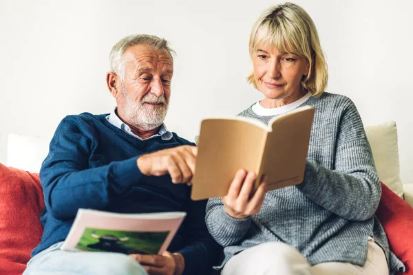 Familia Adultos Mayores Relajarse Teniendo Buen Tiempo Leyendo Libro Juntos — Foto de Stock