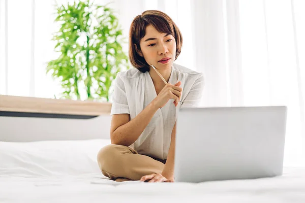 Jovem Mulher Asiática Relaxante Usando Computador Portátil Cama Leito Mulher — Fotografia de Stock