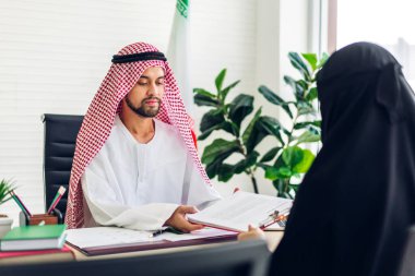 Dizüstü bilgisayarla çalışan iki Arap iş adamının başarısı. Modern ofiste planlama ve beyin fırtınası yapan yaratıcı Arap insanlar. Takım çalışması kavramı.