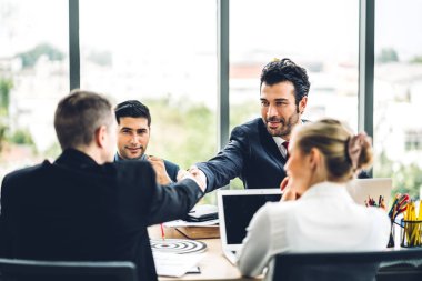 İki iş ortağının modern ofiste takım çalışması kazanma anlaşması önünde başarılı bir tokalaşma resmi. Ortaklık onayı ve takım çalışması.