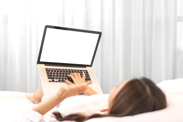 Kobieta Relaks Przy Użyciu Technologii Laptopa Białą Makietą Puste Ekrany — Zdjęcie stockowe