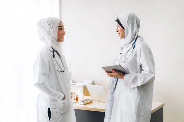 Steteskoplu Üniformalı Iki Profesyonel Tıbbi Müslüman Kadın Doktor Hastanede Görüşmeler — Stok fotoğraf