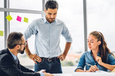 Profesyonel iş toplantıları ve yeni başlangıç projesiyle strateji tartışmaları. Yaratıcı iş adamları modern çalışma ortamında belge raporlarıyla plan yapıyor ve beyin fırtınası yapıyorlar. Takım çalışması kavramı.