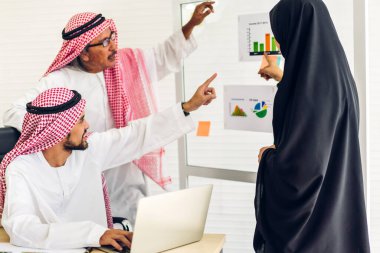 Üniversiteli Arap iş adamlarının dizüstü bilgisayar ve belge raporlarıyla çalışmalarının başarısı. Yaratıcı Arap iş adamları yeni bir başlangıç projesi projesiyle buluşup strateji analizi planlıyorlar.