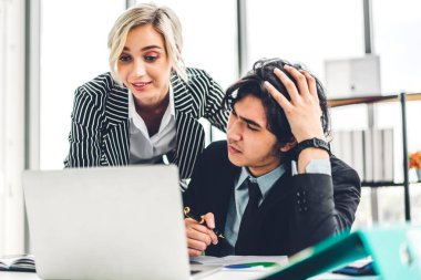 İki profesyonel iş toplantısı ve yeni başlangıç projesiyle strateji tartışması. Modern ofiste masaüstü bilgisayarıyla yaratıcı iş adamları planlama ve beyin fırtınası. Takım çalışması konsepti