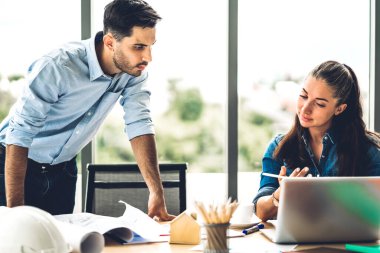 Profesyonel iş toplantıları ve yeni başlangıç projesiyle strateji tartışmaları. Modern çalışma ortamında dizüstü bilgisayarlı yaratıcı iş adamları planlama ve beyin fırtınası. Takım çalışması kavramı.
