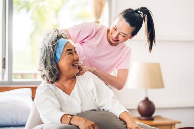 Mutlu bir aşk portresi. Asyalı bir aile. Yaşlı, olgun bir anne ve genç bir kız.