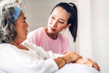 Mutlu bir aşk portresi. Asyalı bir aile. Yaşlı, olgun bir anne ve genç bir kız.