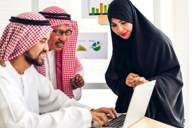 Üniversiteli Arap iş adamlarının dizüstü bilgisayar ve belge raporlarıyla çalışmalarının başarısı. Yaratıcı Arap iş adamları yeni bir başlangıç projesi projesiyle buluşup strateji analizi planlıyorlar.