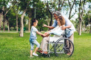 Mutlu Asyalı büyükbaba ve büyükannesinin portresi ve Asyalı küçük tatlı kız yaz parkında rahatlayın. Gülen büyükannesi ve büyükbabası birlikte gülümseyen genç kız. Aile ve beraberlik.