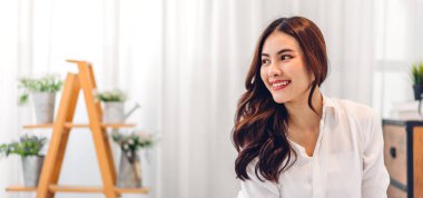 Gülümseyen, güzel, güzel Asyalı bir kadının portresi temiz, sağlıklı, beyaz tenli, pijamalı, beyaz elbiseli bir kız.