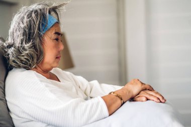 Depresyonda olan yaşlı yaşlı bir kadının portresi. Evde yalnız başına. Emeklilik konsepti.