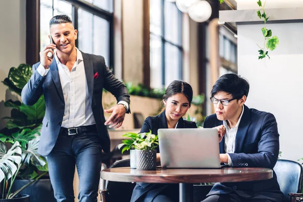 Grupo Trabajo Equipo Multiétnico Profesional Discutiendo Estrategia Reuniones Compartiendo Idea —  Fotos de Stock