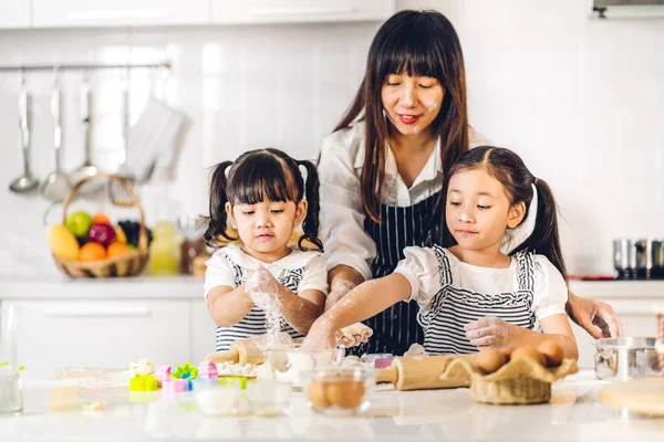 Retrato Disfrutar Del Amor Feliz Familia Asiática Madre Pequeño Niño —  Fotos de Stock