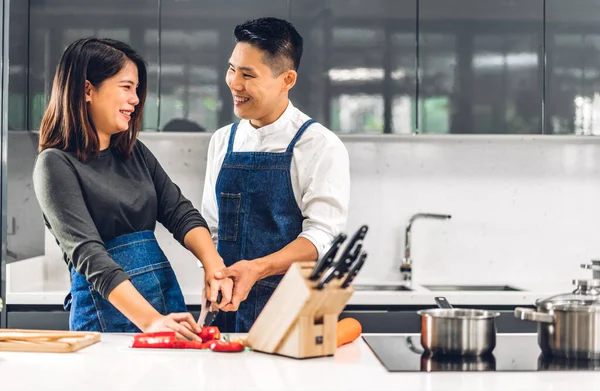 Genç Asyalı Çift Masada Taze Sebze Salatasıyla Birlikte Yemek Pişiriyor — Stok fotoğraf
