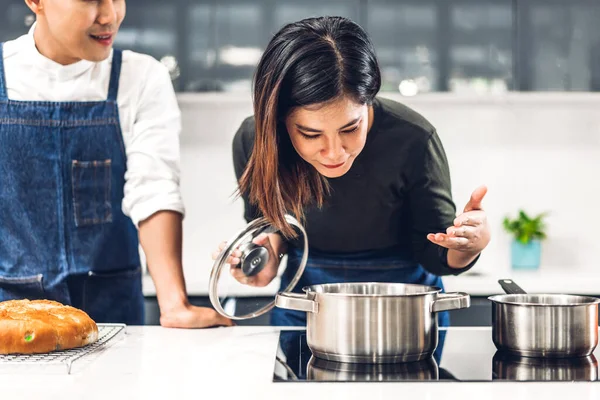 Junges Asiatisches Familienpaar Hat Spaß Herd Stehen Und Zusammen Kochen — Stockfoto