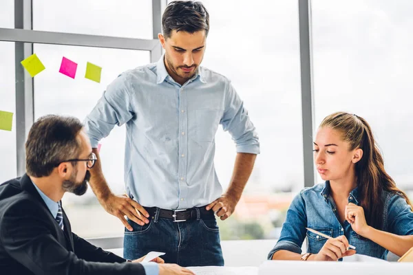 Grupo Reuniones Negocios Profesionales Discutir Estrategia Con Nuevo Proyecto Startup — Foto de Stock