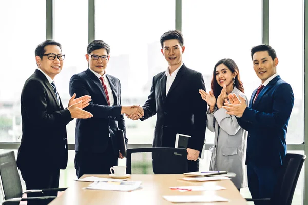 Stellen Sie Sich Zwei Asiatische Geschäftspartner Eleganten Anzug Vor Die — Stockfoto