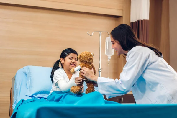 Asyalı Gülümseyen Kadın Doktor Servisi Küçük Kız Hastayla Konuşma Danışma — Stok fotoğraf