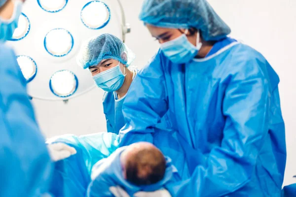 Professionelle Anästhesisten Ärzteteam Und Assistentin Führen Baby Kaiserschnitt Durch Und — Stockfoto