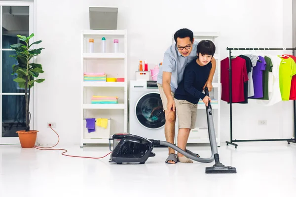 Vater Lehrt Asiatisches Kind Kleiner Junge Sohn Spaß Dabei Hausarbeit — Stockfoto