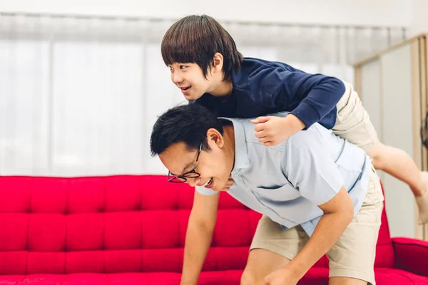 Portret Cieszyć Szczęśliwy Miłość Azjatycki Rodzina Ojciec Niesie Mały Azjatycki — Zdjęcie stockowe
