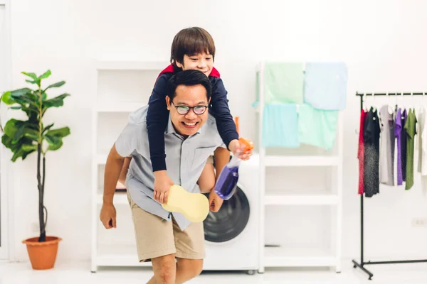 Retrato Disfrutar Feliz Amor Asiático Familia Padre Llevando Poco Asiático —  Fotos de Stock