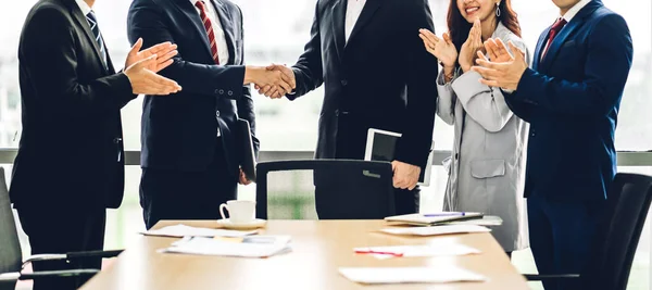 Imagem Dois Asiáticos Parceiros Negócios Terno Elegante Sucesso Handshake Juntos — Fotografia de Stock